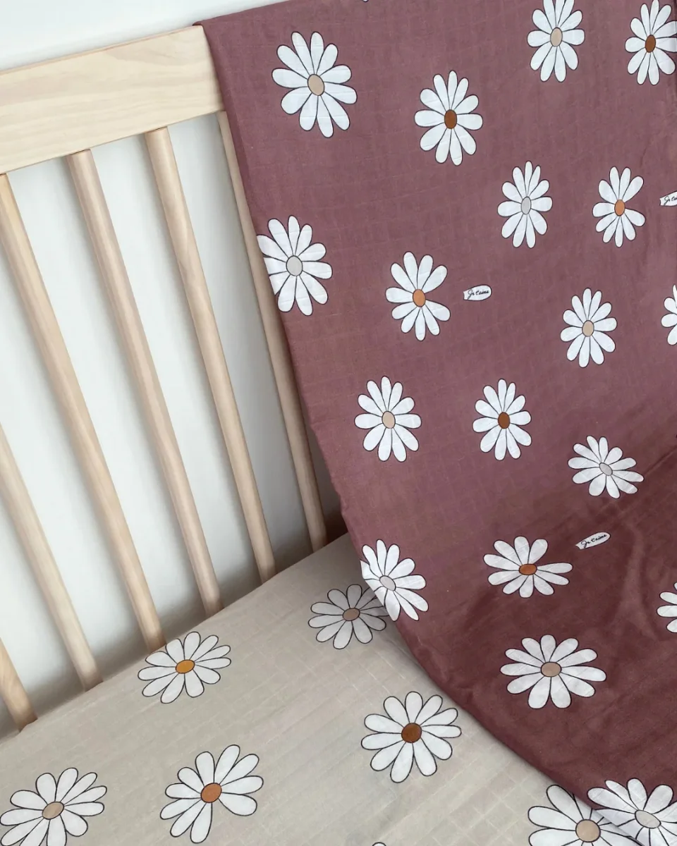 Drap contour pour bassinette en mousseline : Marguerites BOHO (fond crème) – Image 5