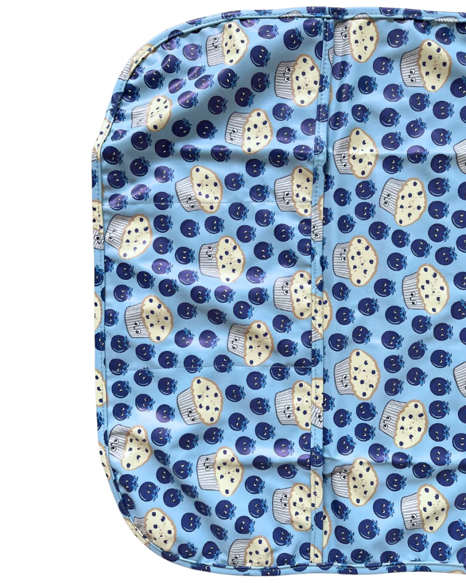TABLIER d’art et de cuisine imperméable pour enfant (4 à 7 ans) : Party de bleuets du Saguenay Lac-Saint-Jean – Image 4